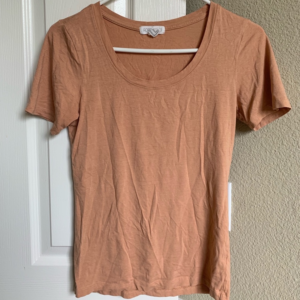 Tan/orange tee